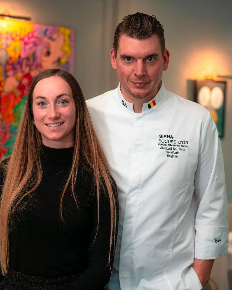 Archibald De Prince en veste de cuisine et Rachel De Prince dans la salle de leur restaurant