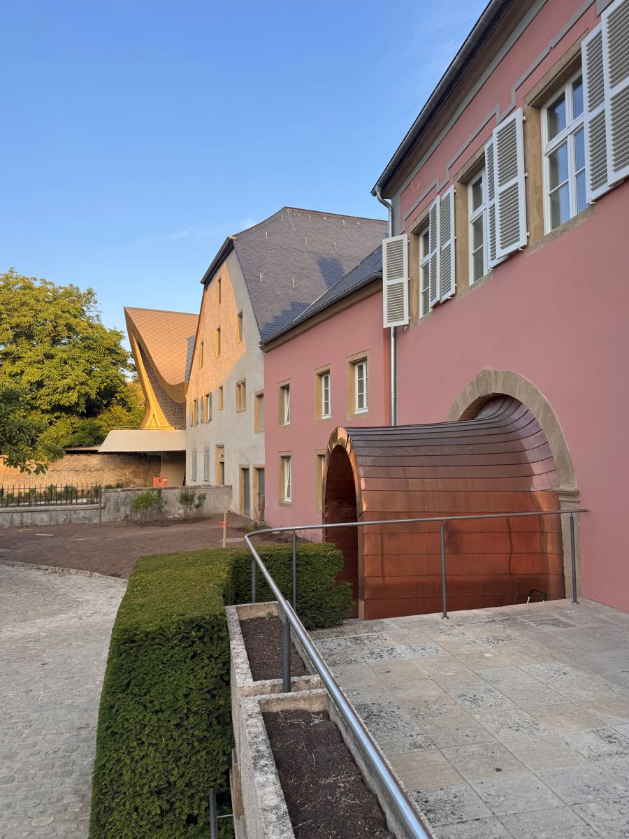Façade du Wäinhaus à Ehnen avec la voûte en cuivre