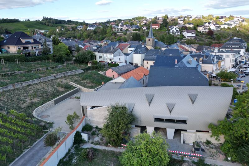 Le nouveau bâtiment du Wäinhaus et le village d’Ehnen vus du ciel