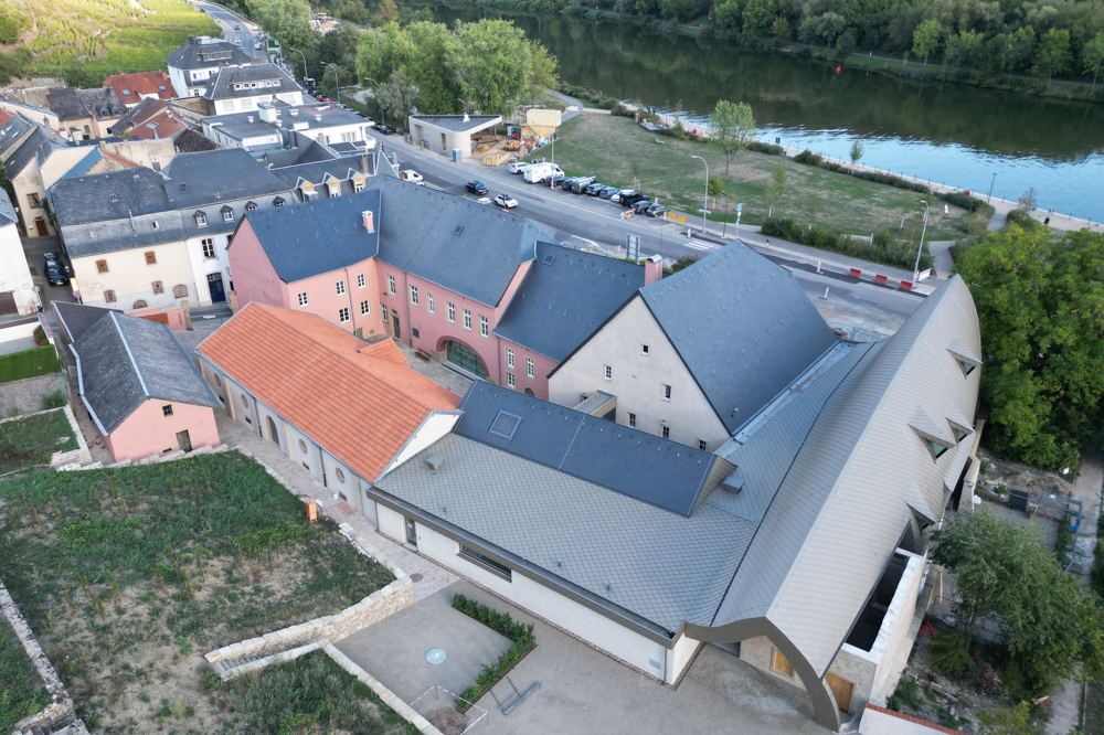 L’ensemble du Wäinhaus, la Moselle en arrière-plan, photo aérienne du chantier