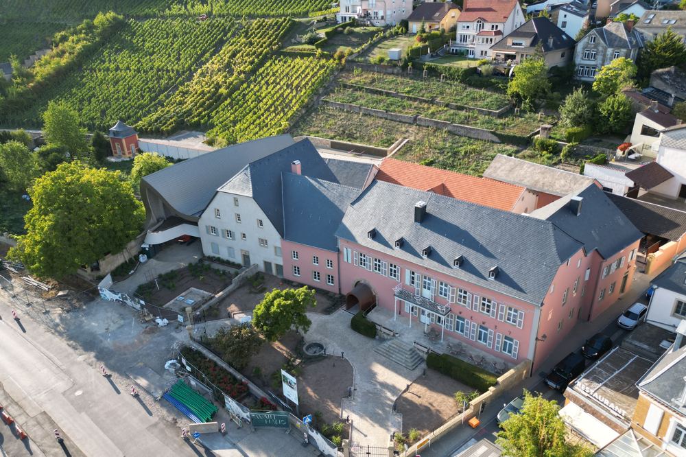 La façade historique et les vignes, photo aérienne du chantier